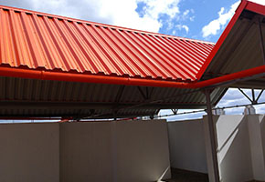 Крыша из красного профнастила
